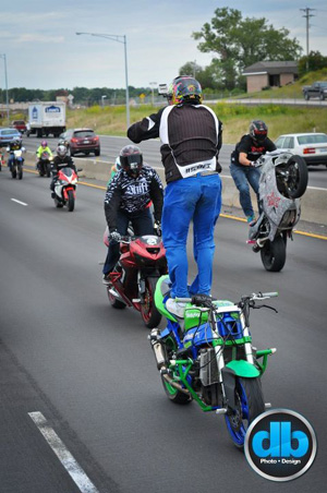 Illustration for article titled Bikers overwhelm local cops with highway stunt show